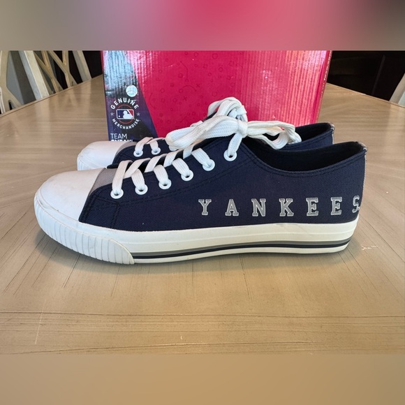 Men’s New York Yankees FOCO Tonal Wordmark Canvas Shoes - Size 8 - Picture 3 of 15
